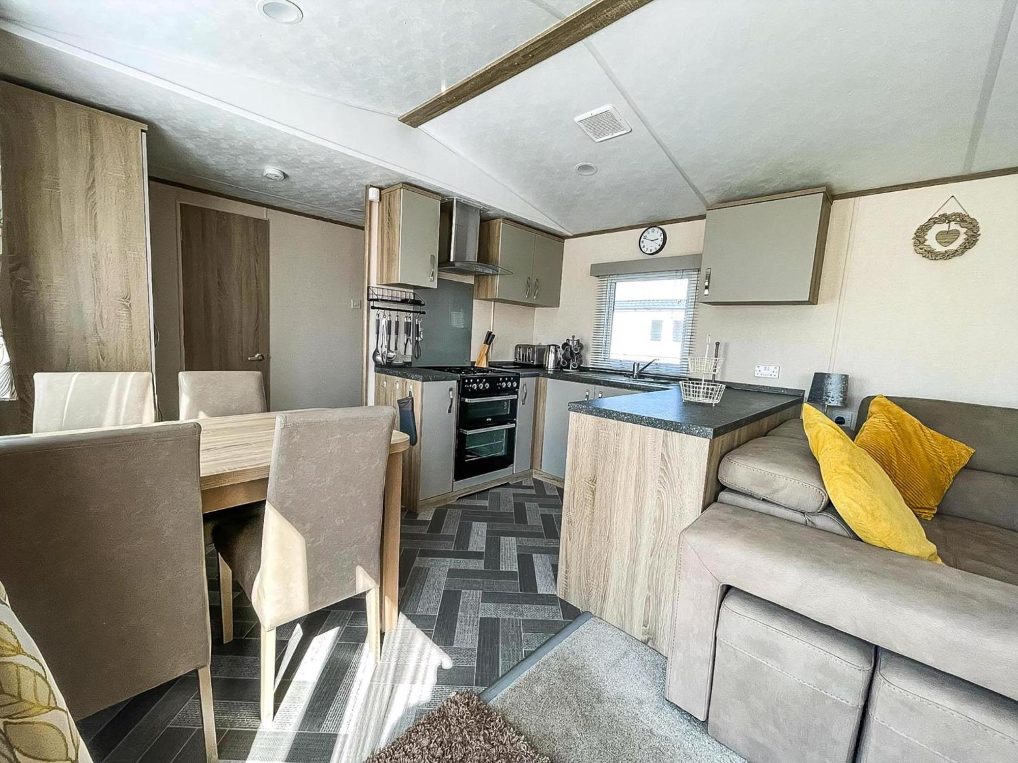 Beautiful 6 Berth Caravan At Breydon Water Nearby Great Yarmouth Ref 10056B Belton with Browston Exterior photo